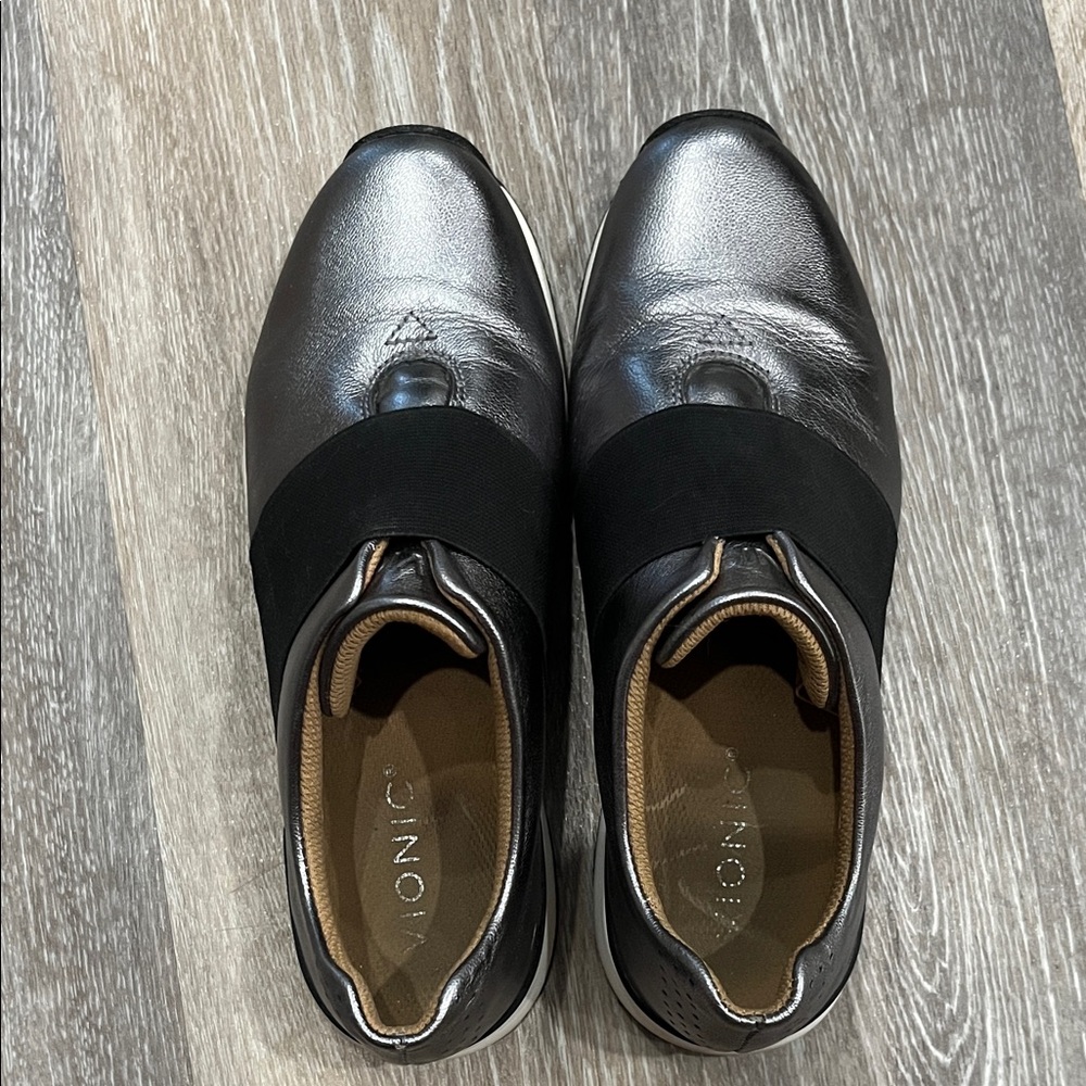 Vionic Codie Metallic Silver and Black Loafers sz6